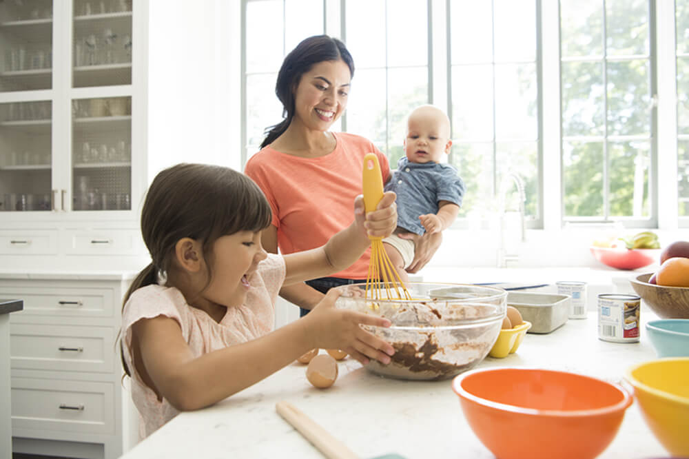 familia cocinando en una cocina
